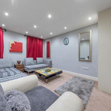 Elegant And Chic 2-Bedroom Basement Apartment In Paddington Лондон Екстериор снимка