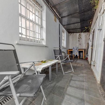 Elegant And Chic 2-Bedroom Basement Apartment In Paddington Лондон Екстериор снимка