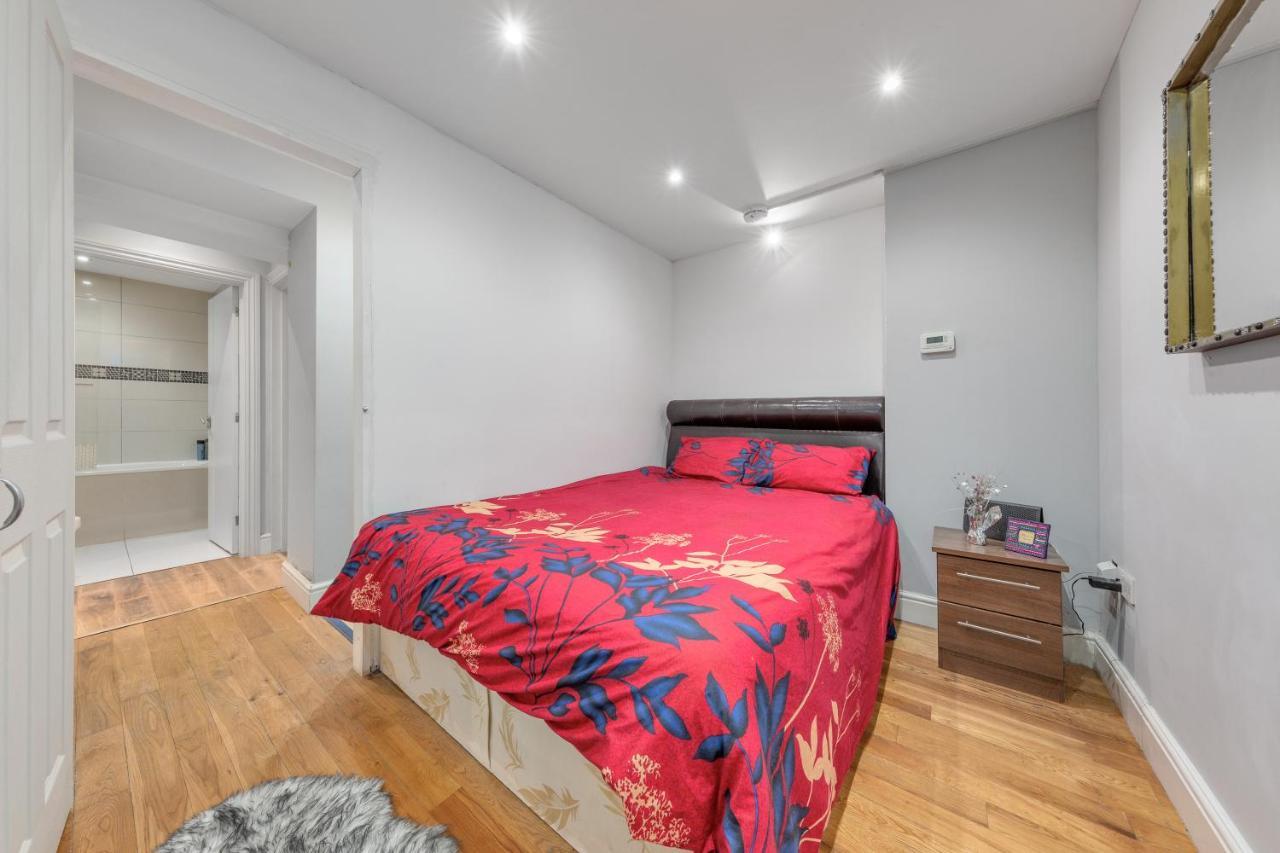 Elegant And Chic 2-Bedroom Basement Apartment In Paddington Лондон Екстериор снимка