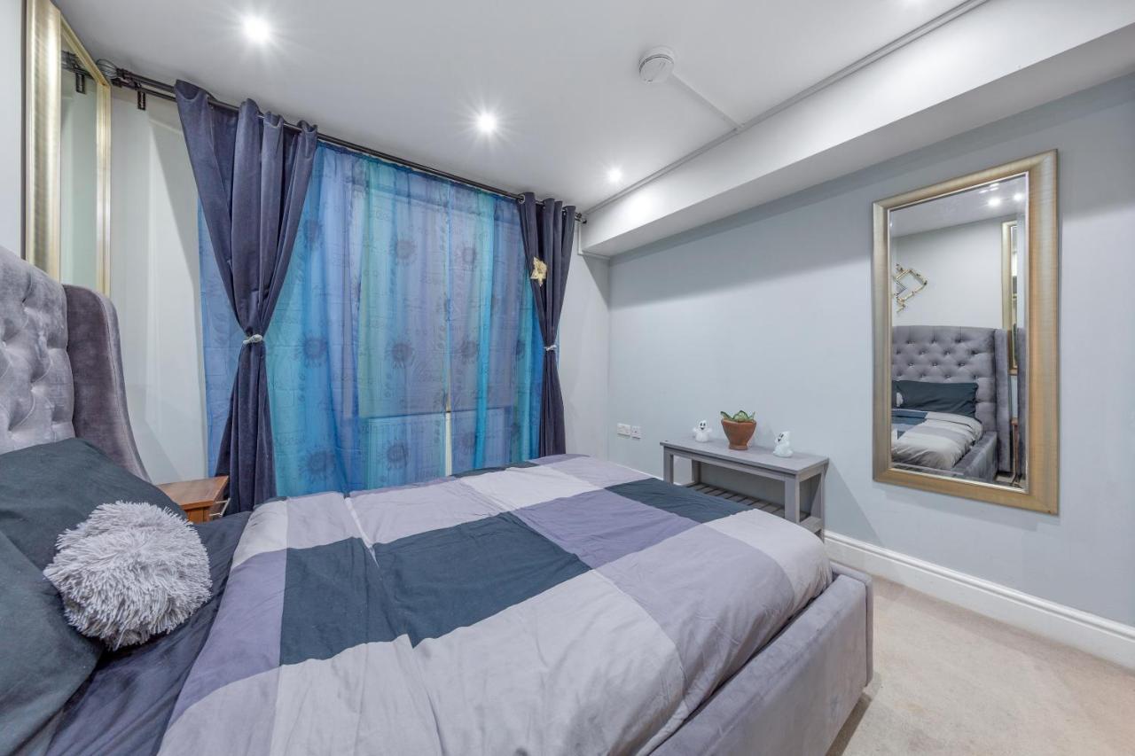 Elegant And Chic 2-Bedroom Basement Apartment In Paddington Лондон Екстериор снимка