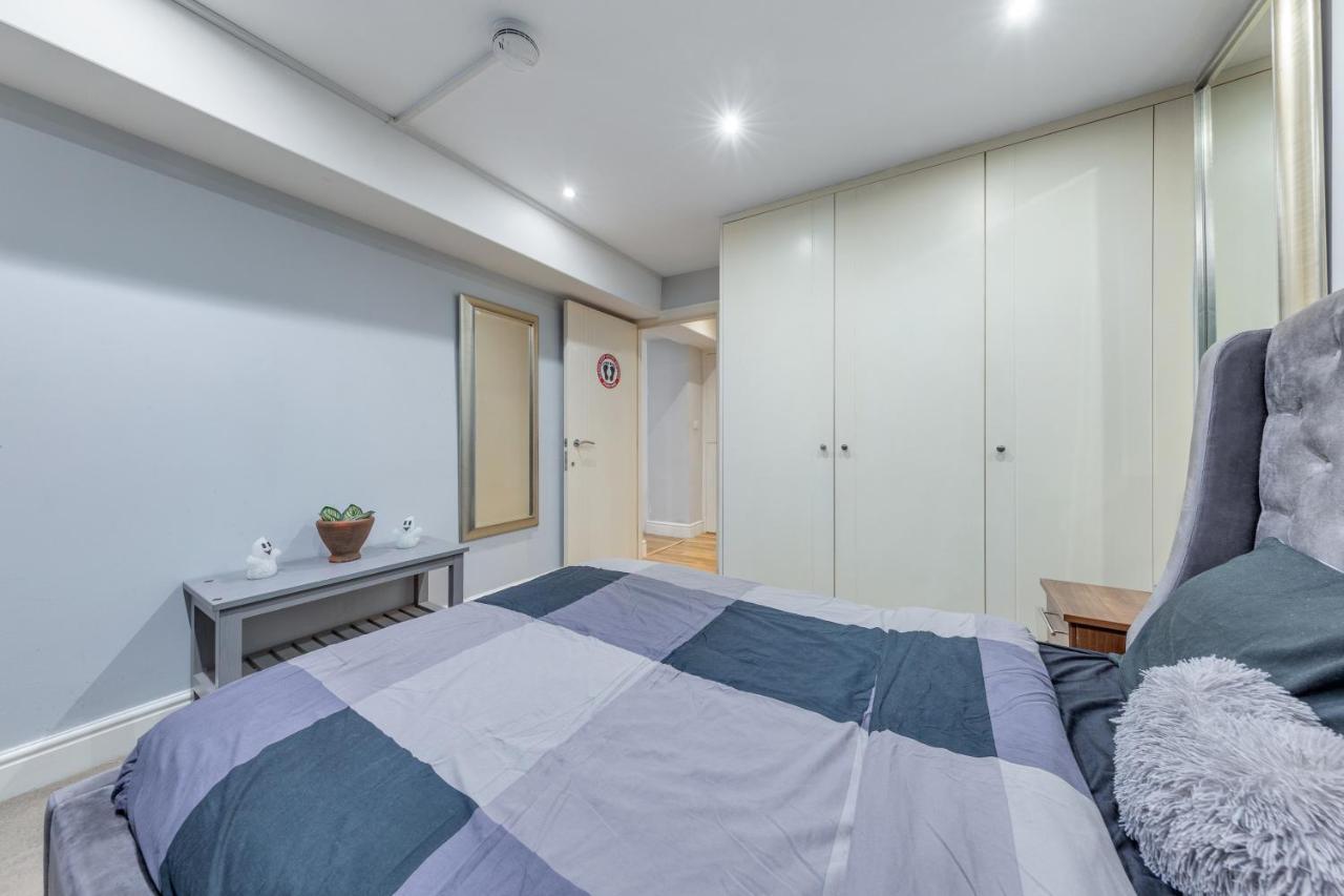 Elegant And Chic 2-Bedroom Basement Apartment In Paddington Лондон Екстериор снимка