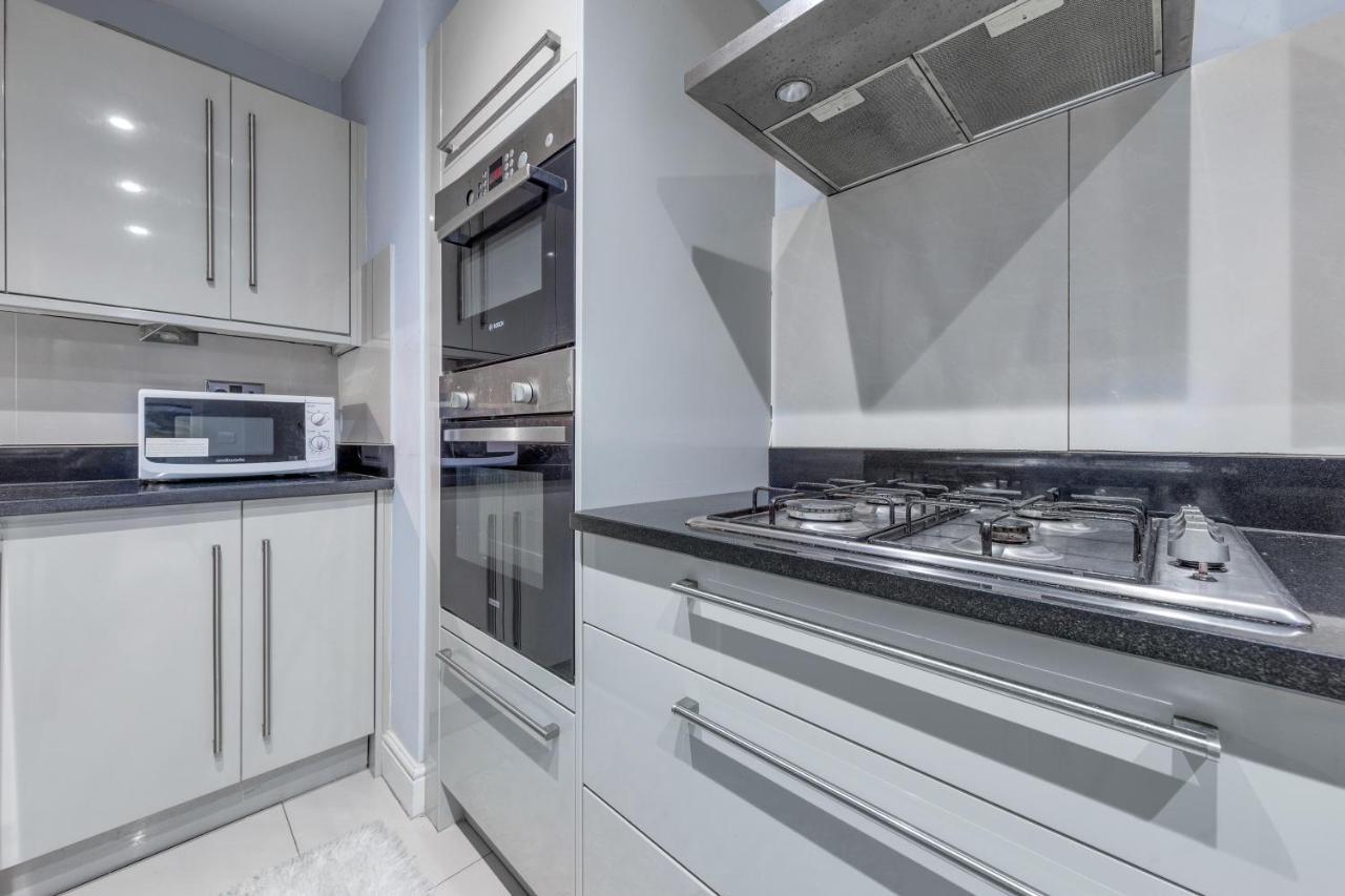 Elegant And Chic 2-Bedroom Basement Apartment In Paddington Лондон Екстериор снимка